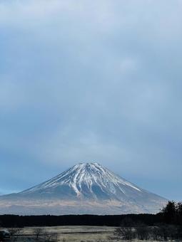 冬の富士山 冬の富士山 富士山,冬,曇りの写真素材