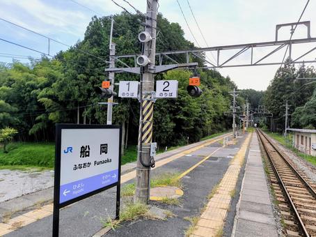 JR山陰本線、船岡駅、ホーム JR山陰本線、船岡駅、ホーム jr,嵯峨野線,山陰本線の写真素材