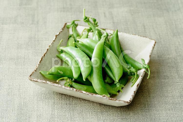 スナップエンドウ　生　皿盛り 野菜,夏野菜,スナップえんどうの写真素材