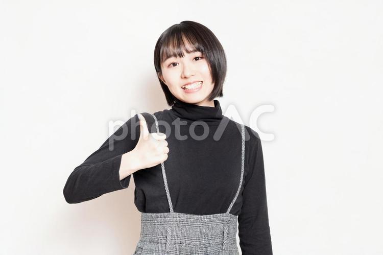 いいねのポーズをしている若い女性 いいね,女の子,大丈夫の写真素材