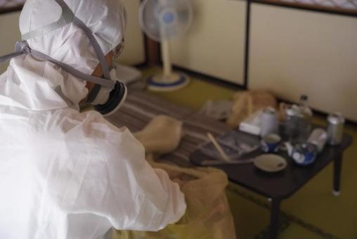 ゴミ屋敷清掃現場の防護服作業員 ゴミ屋敷清掃現場の防護服作業員 特殊清掃,清掃作業,清掃サービスの写真素材