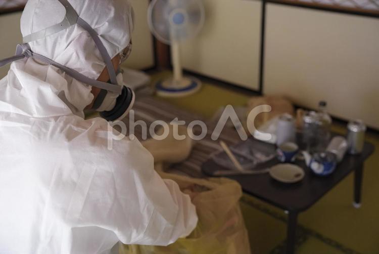 ゴミ屋敷清掃現場の防護服作業員 特殊清掃,清掃作業,清掃サービスの写真素材