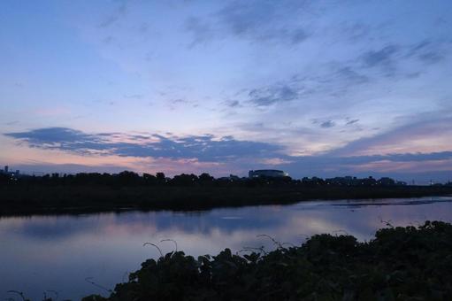 多摩川河川敷から見た夜明け前の風景 多摩川河川敷から見た夜明け前の風景の写真