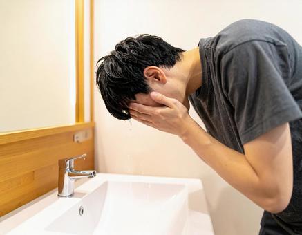 スキンケアする若い日本人男性の写真