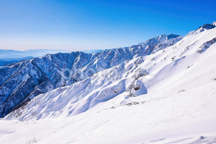 冠雪の北アルプスの遠見尾根 冠雪,冬山,雪山の写真素材