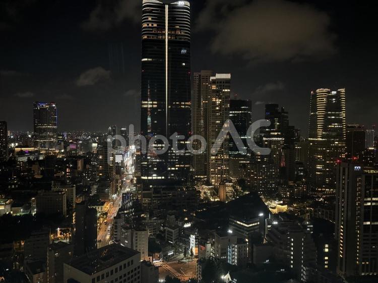 六本木交差点方面と麻布台ヒルズ 夜景,街並み,町並みの写真素材