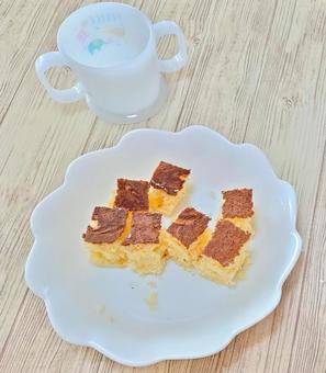おやつ食べてるょ おやつ食べてるょ お菓子,おやつ,子供の写真素材