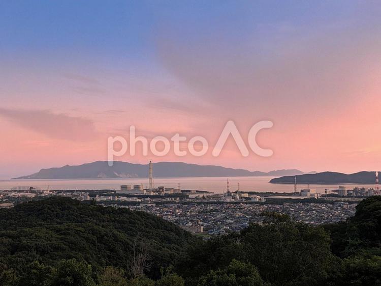 夕焼けの山の上から見える赤穂の町並み 夕焼け,山,展望台の写真素材
