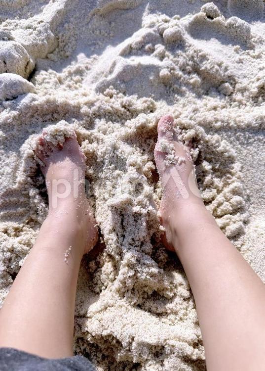 子供の海遊び 子供,足あと,足跡の写真素材