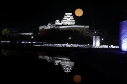 闇夜に浮き上がる姫路城のライトアップ 闇夜に浮き上がる姫路城のライトアップの写真