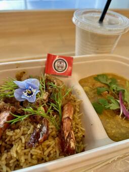 エビビリヤニの華やかなプレート/縦 エビビリヤニ,ビリヤニ,インドカレーの写真素材