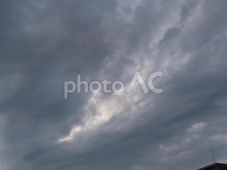 空　雲　黒雲　雨雲　暗雲 空,雲,曇りの写真素材