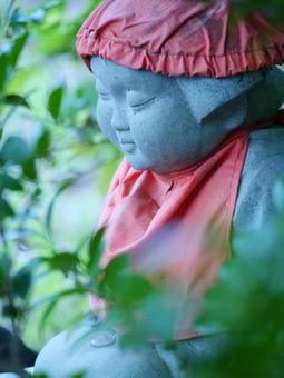 柔らかな光の中のお地蔵様 柔らかな光の中のお地蔵様 お地蔵様,地蔵尊,信仰の写真素材