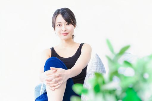 ソファでリラックスをする若い女性 のんびり,幸せ,コピースペースの写真素材