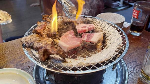 ホルモン焼肉屋で七輪炭焼き ホルモン焼肉屋で七輪炭焼き 焼肉,カルビ,七輪の写真素材