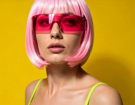 個性的なサングラスの女性モデル 個性的なサングラスの女性モデルの写真