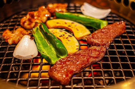 焼いている牛肉と野菜 焼いている牛肉と野菜の写真