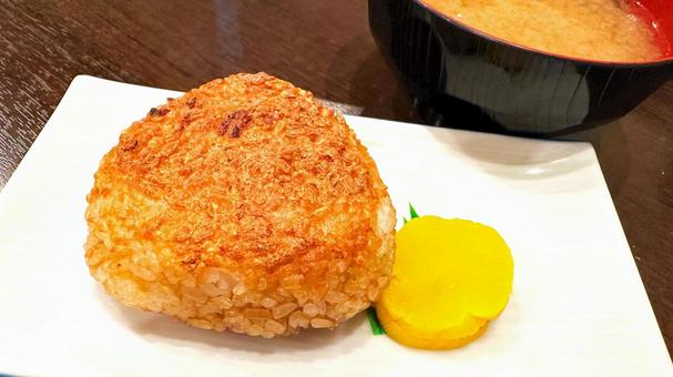 焼きおにぎりと味噌汁の和食 焼きおにぎりと味噌汁の和食 焼きおにぎり,おにぎり,味噌汁の写真素材