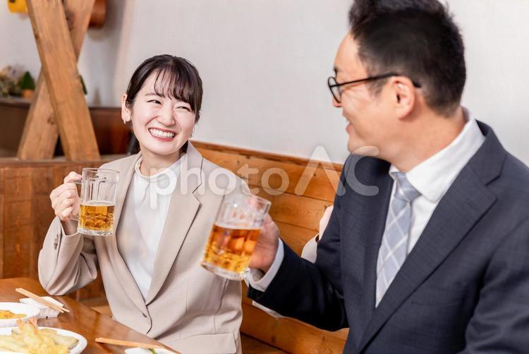 居酒屋で楽しい飲み会をする同僚の男女 居酒屋,同僚,女性の写真素材