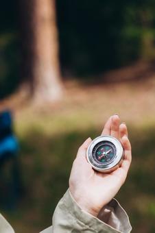 コンパスを持つ手 コンパス,持つ,顔なしの写真素材