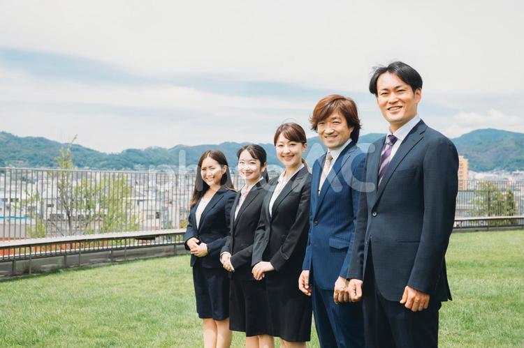 ビジネスマンとビジネスウーマン（カメラ目線・屋上） ビジネス,スーツ,就職活動の写真素材