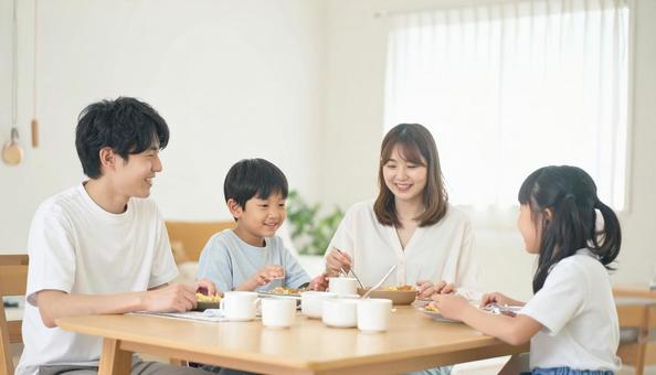 家族で囲む幸せな食事の時間の写真