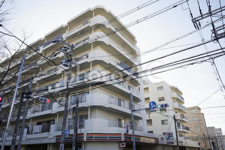マンションが立ち並ぶ交差点 交わる,電線,住宅地の写真素材