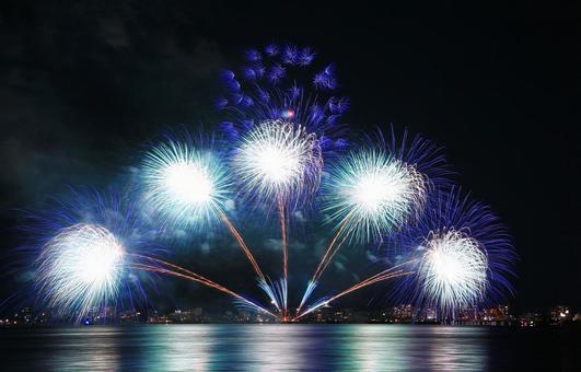 綺麗なブルー系打ち上げ花火/松江水郷祭 綺麗なブルー系打ち上げ花火/松江水郷祭 打ち上げ花火,花火,夏の写真素材