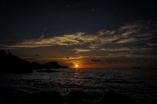 <素材>秋の暗い海へ沈む太陽 <素材>秋の暗い海へ沈む太陽 海,サンセット,夕方の写真素材