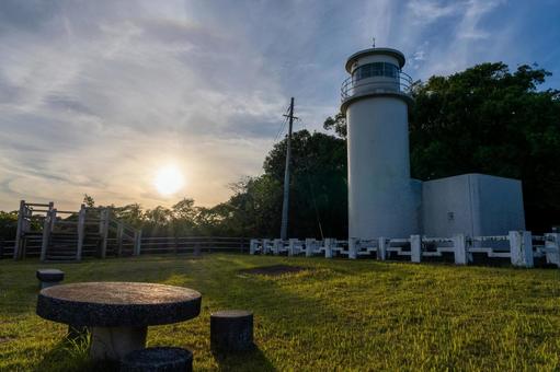夕暮れ時の富田灯台 灯台,富田灯台,夕日の写真素材