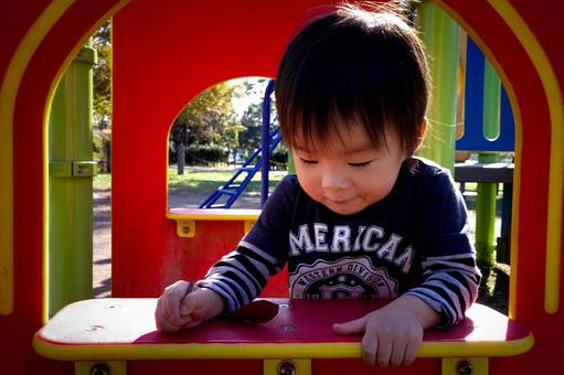 <素材>遊具でお店屋さんごっこをする子供 <素材>遊具でお店屋さんごっこをする子供 子供,笑顔,ごっこ遊びの写真素材