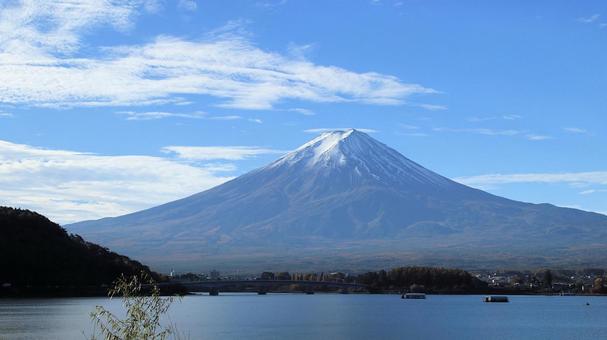 河口湖畔から眺める11月朝の富士山の写真
