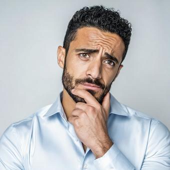 困惑した表情の中東人男性 困惑した表情の中東人男性の写真