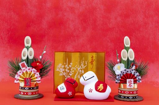 赤い背景に金屏風、午年の置物　左右に門松 正月,門松,午の写真素材