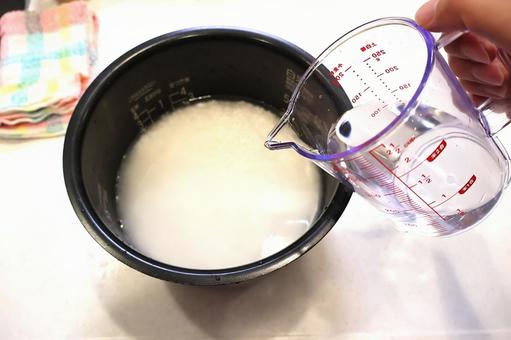 お米の水を計量する「計量カップの様子」 計量カップ,料理,透明の写真素材