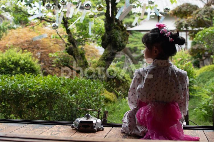 縁側でくつろぐ浴衣姿の女の子 浴衣,縁側,蚊取線香の写真素材