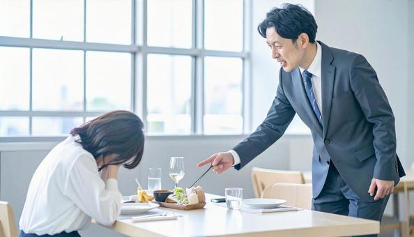 カスハライメージ:深く頭を下げる店員 カスハライメージ:深く頭を下げる店員の写真