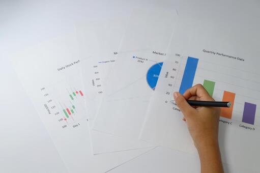 複数のグラフ資料を確認するビジネスの手元 ビジネス,手元,グラフの写真素材