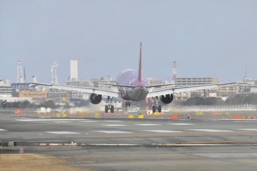 飛行機 飛行機 福岡空港,空港,離陸の写真素材