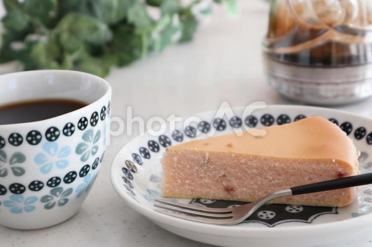 いちごのチーズケーキと珈琲 いちごのチーズケーキ,チーズケーキ,スイーツの写真素材