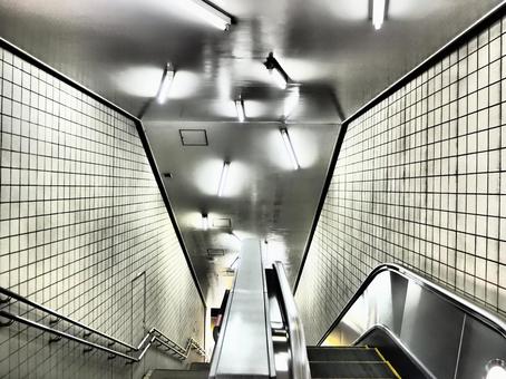 ホラーゲームのような地下通路 ホラーゲームのような地下通路 ホラー,怖い,地下通路の写真素材