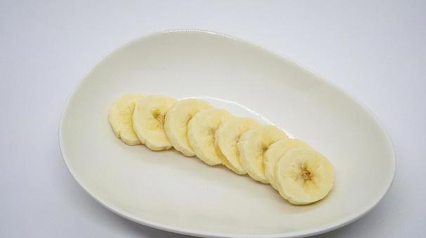 皿に並んだバナナスライス 皿に並んだバナナスライス バナナ,輪切り,スライスの写真素材