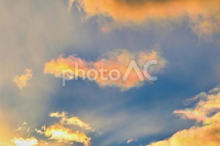 夕暮れの彩雲 彩雲,夕暮れ,夕方の写真素材