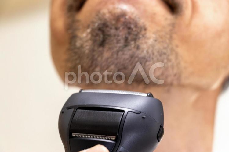 電気シェーバーで顎のひげを剃る ひげそり,剃る,顎の写真素材