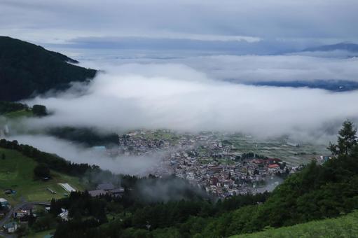 雲の下の街 雲の下の街 山,街,霧の写真素材