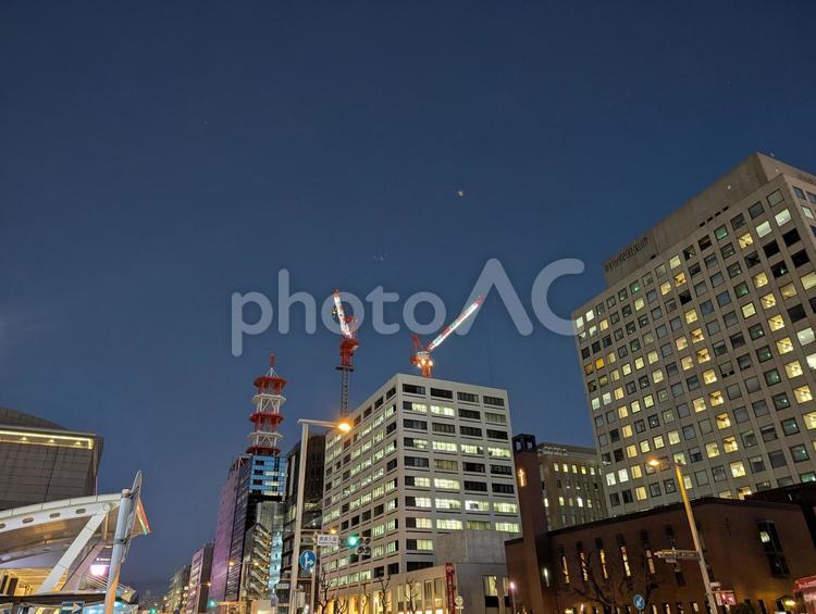 街中の夜景（工事中のビル） ビル,建設中,建物の写真素材