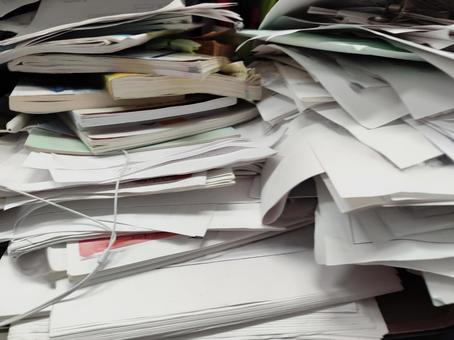 会社　紙書類　山　机の上　 ビジネス,オフィス,仕事の写真素材