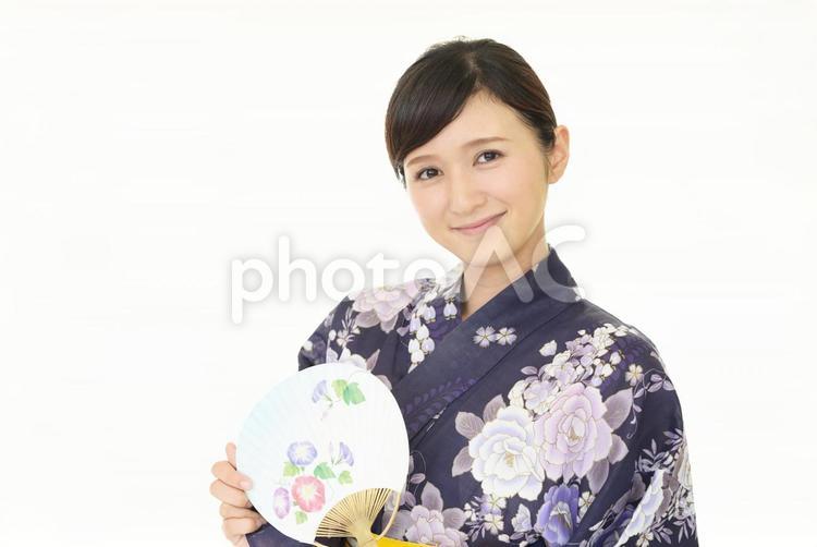浴衣を着た笑顔の女性 女性,浴衣,着物の写真素材