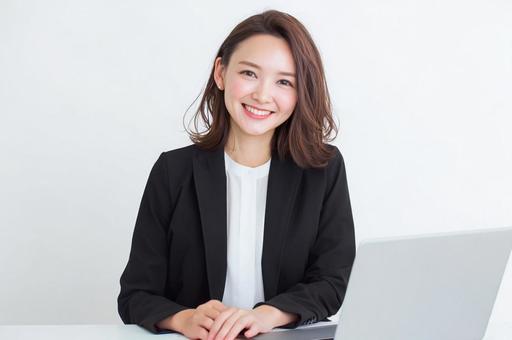 ノートパソコンと女性社員-1 ノートパソコンと女性社員-1の写真