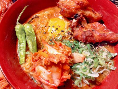 チキンとキムチのっけラーメン チキンとキムチのっけラーメンの写真